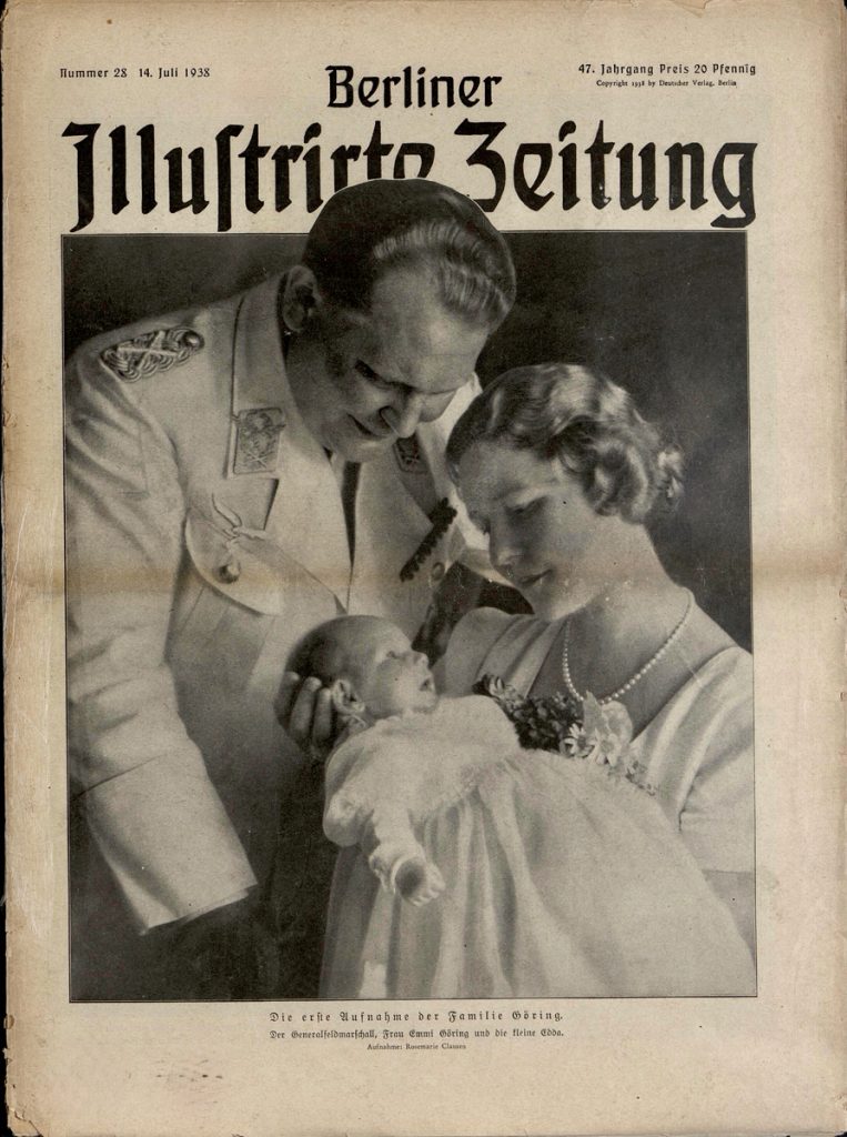 Zeitschriften-Cover mit dem Foto eines Mannes in weißer Uniform, einer Frau und eines Babys