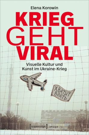 Graues Cover mit roter Schrift; darunter ein gezeichnetes Flugzeit mit Banner über eine Stadt fliegend.