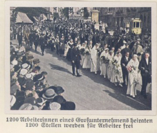 Zug von Hochzeitspaaren auf der Straße