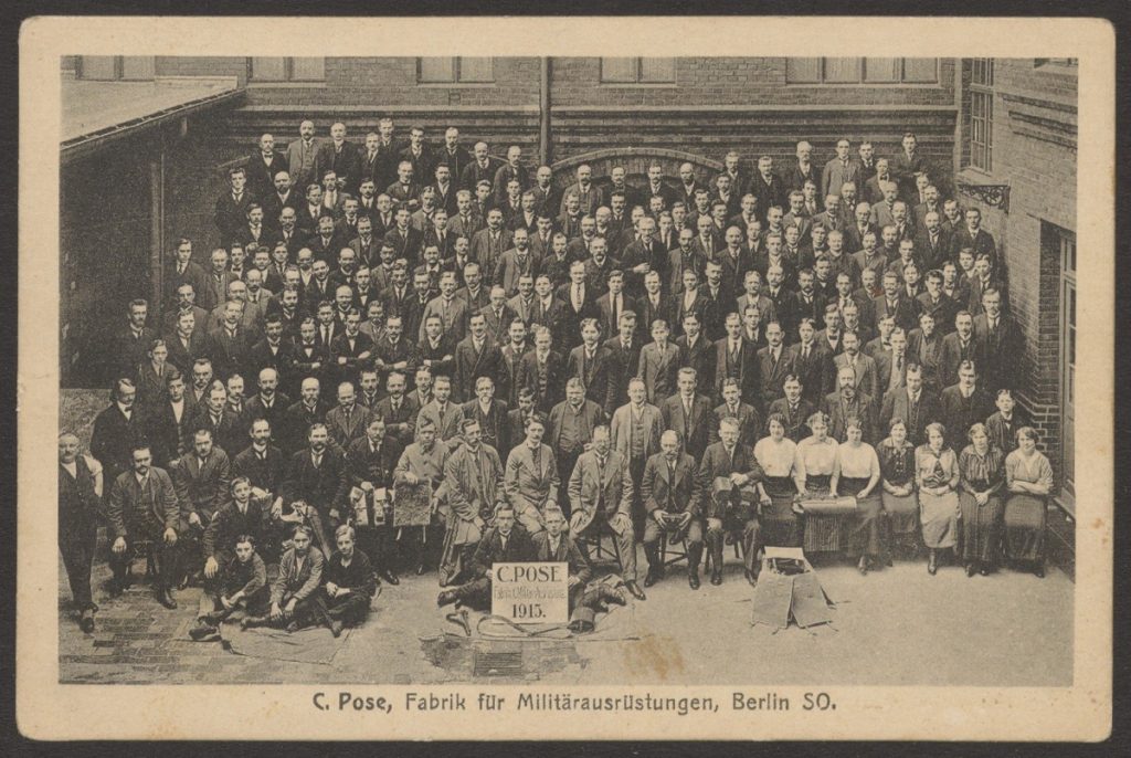 Gruppenfoto von Menschen in einem Innenhof