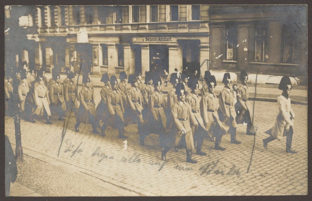 Marschierenden Soldaten in einer Wohnstraße