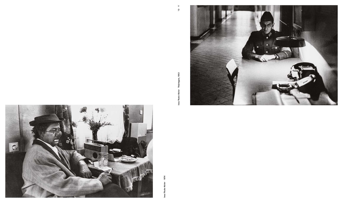 Zwei Schwarzweiß-Fotos: links: ein Clown sitzt an einem Tisch; rechts: ein junger Mann in Uniform sitzt an einem Tisch.