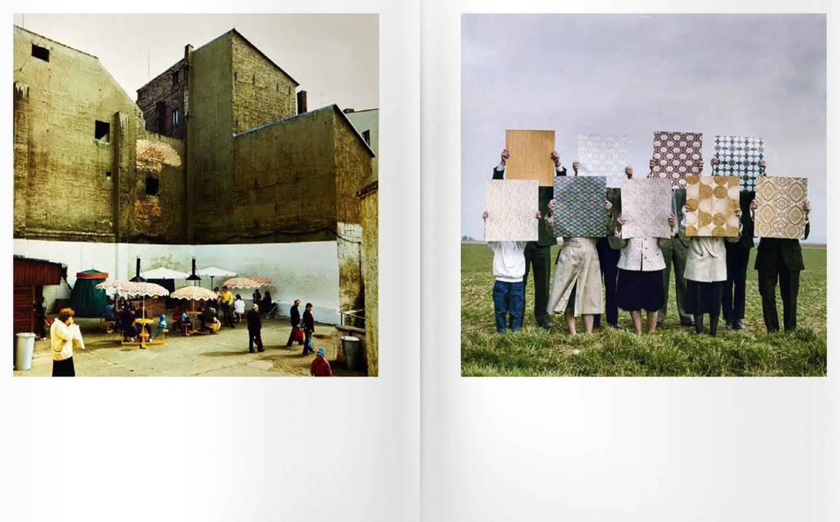Zwei Farbfotografien: links: der Hof einer Mietskaserne mit Sonnenschirmen; rechts: eine Gruppe von Menschen auf einer Wiese, die ein Stück Tapete o.Ä. vor ihren Kopf halten.