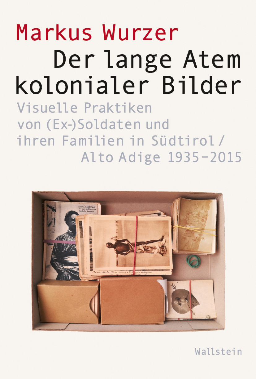 Foto von mit Bändern zusammengeschnürten Fotos; oben Text
