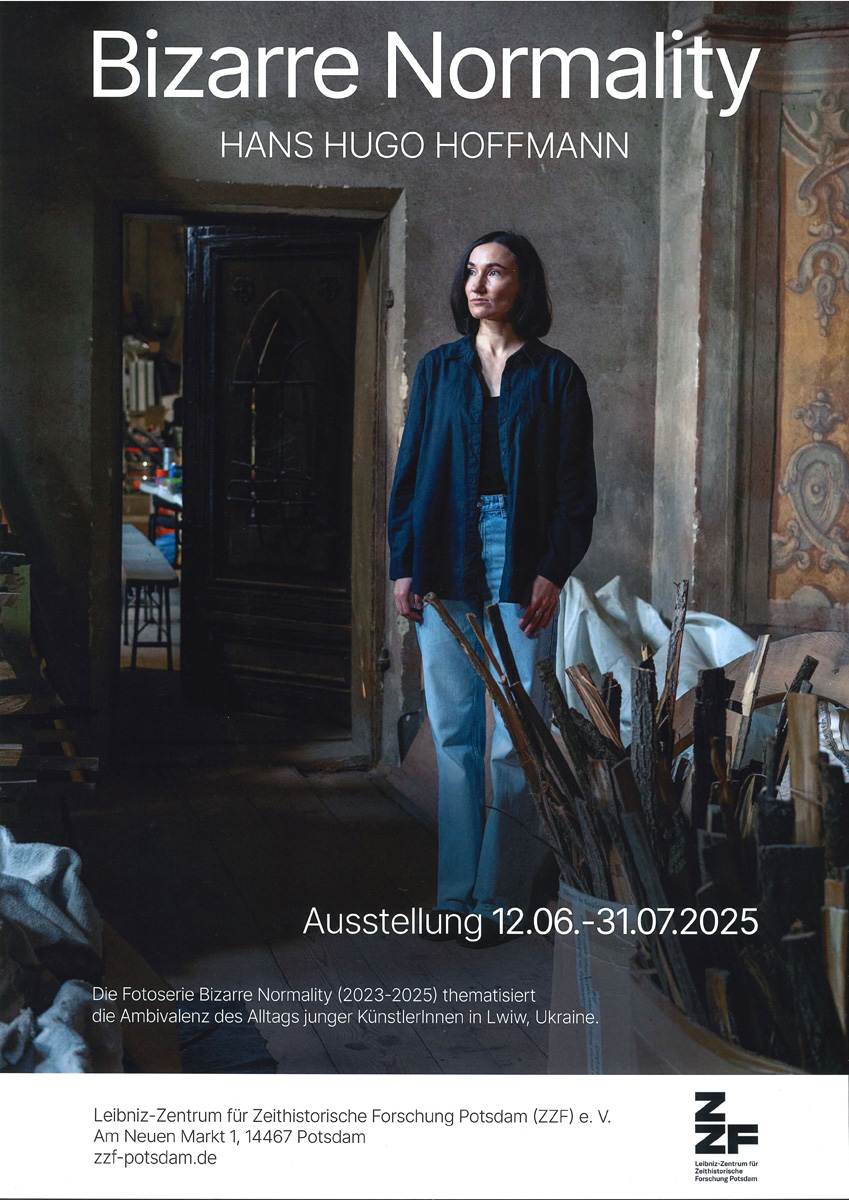 Eine Frau steht in einer dunklen Wohnung.