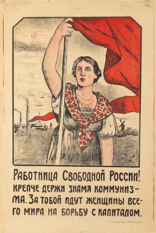Eine Frau hisst eine rote Fahne; im Hintergrund Industrie