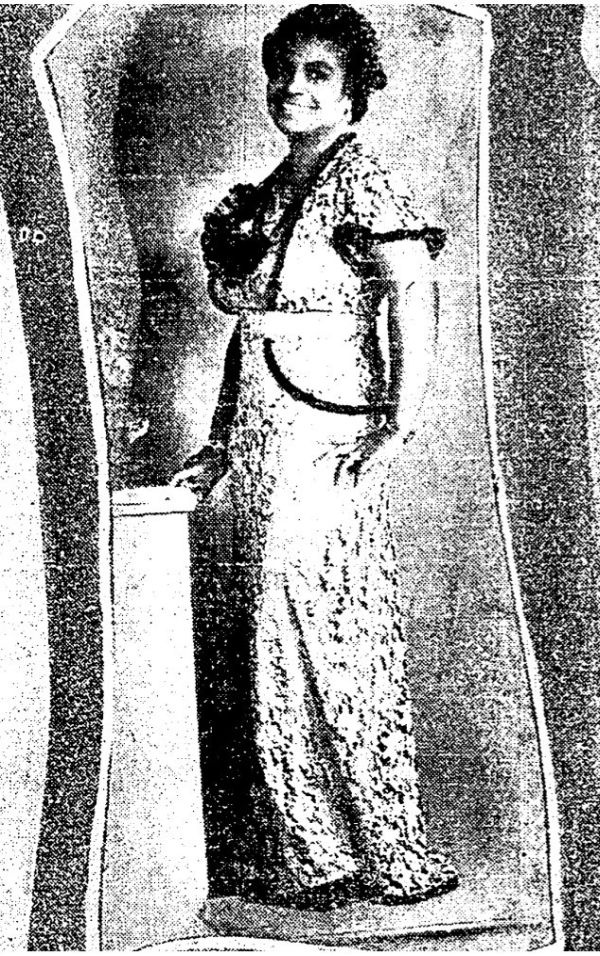 Unscharfes Studioporträt einer Frau im Kleid