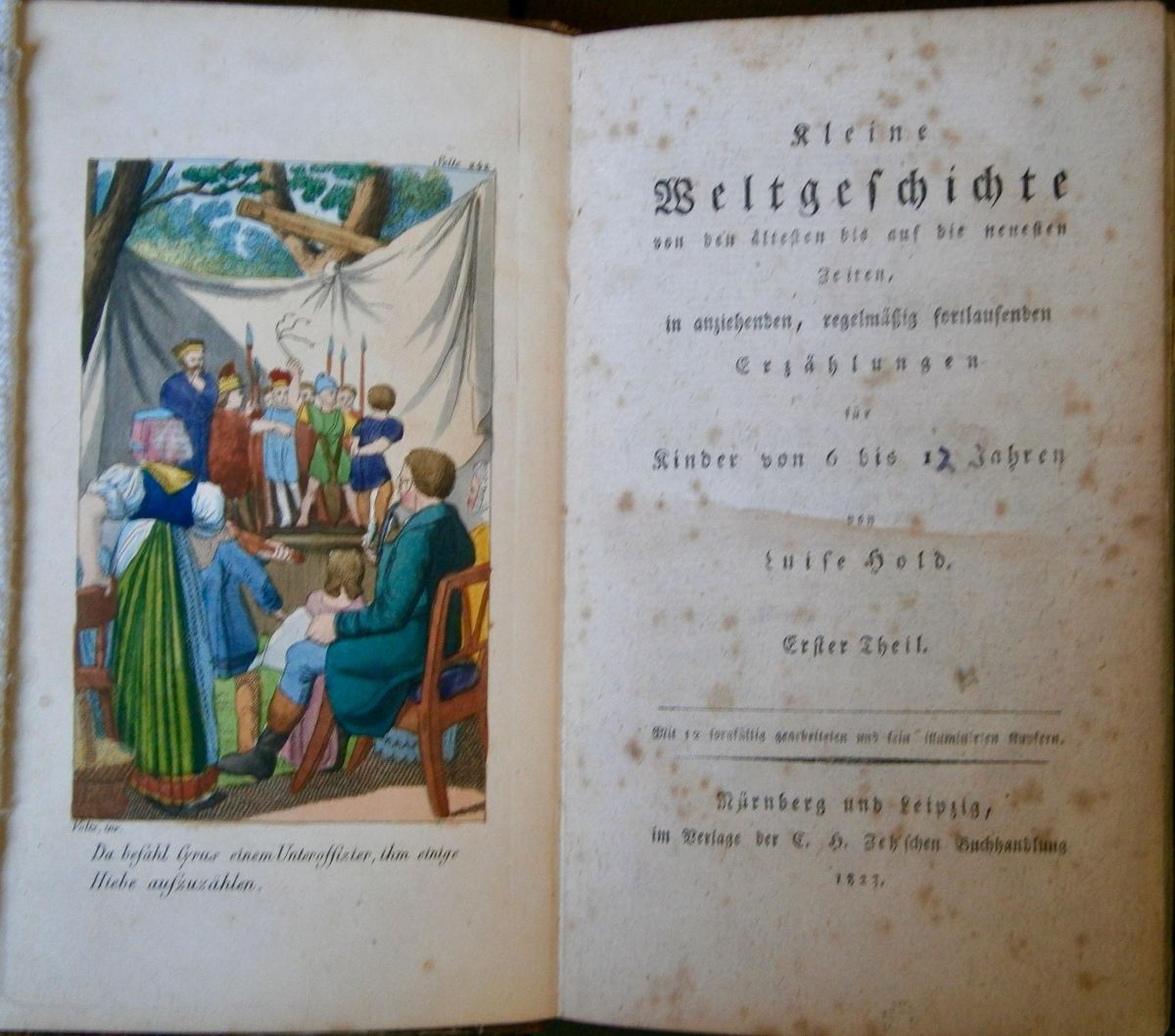 Links: Kinder spielen ein Theaterstück; rechts: Cover eines Buchs