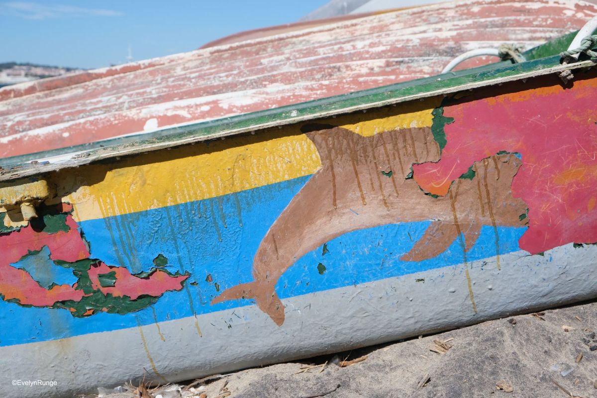 Ein altes, buntes Ruderboot, der Lack blättert ab