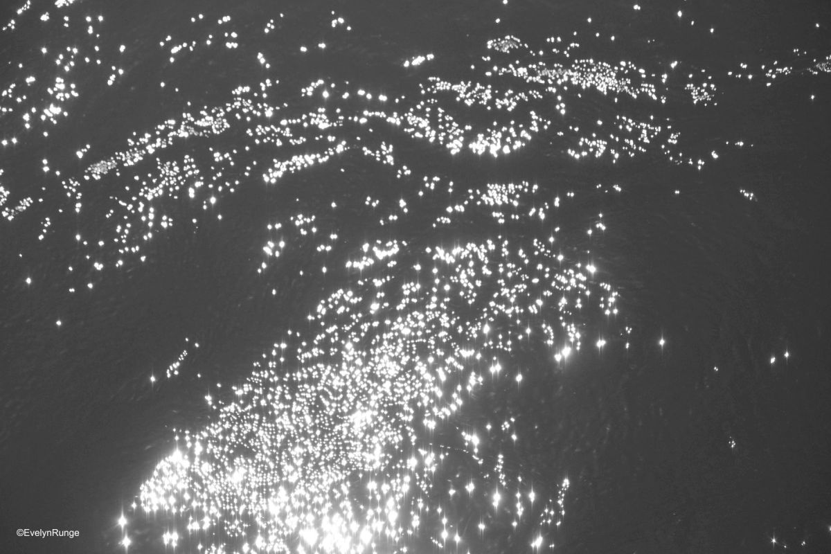 Schwarz-Weiß-Ansicht des Meers von oben