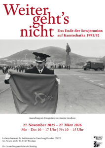 Ein Mann in Uniform legt auf einem Platz die Fahne der Sowjetunion zusammen.