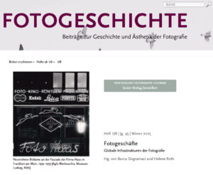 Zeitschriften-Titelbild mit Logo und Schwarzweißfoto von Licht-Außenwerbung an einem Geschäft