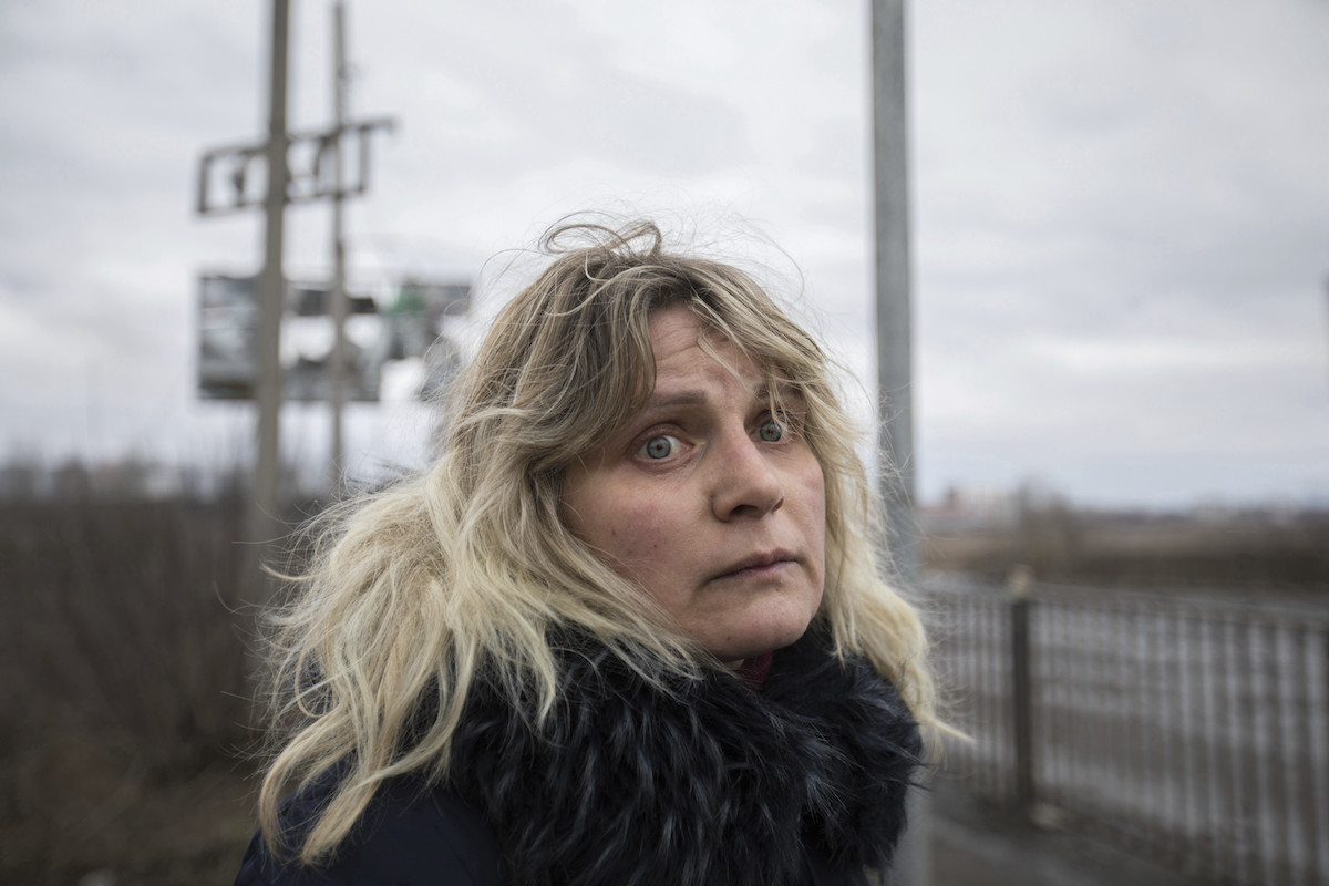 Porträt einer Frau an einer Straße