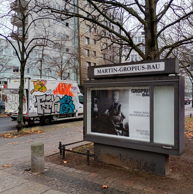 Glasschaukasten mit Ankündigung in städtischer Umgebung