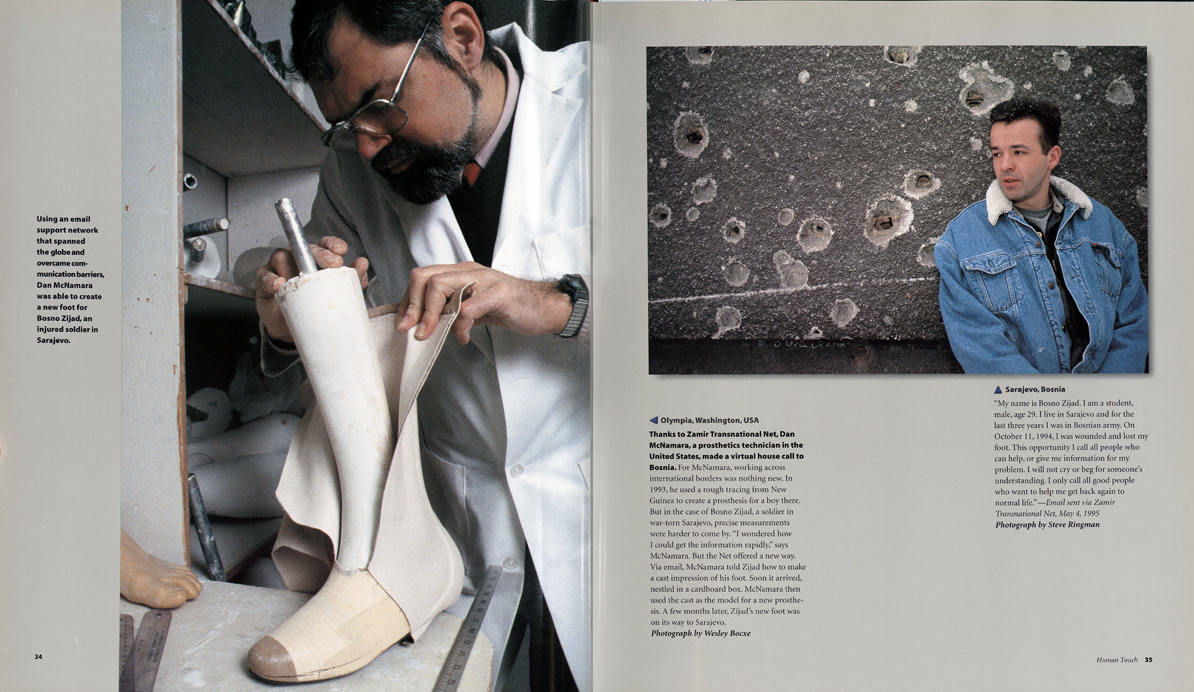 Doppelseite mit Schrift und zwei Farbfotos: ein Mann, der eine Fußprothese macht, ein anderer vor einer Wand mit Löchern sitzend.