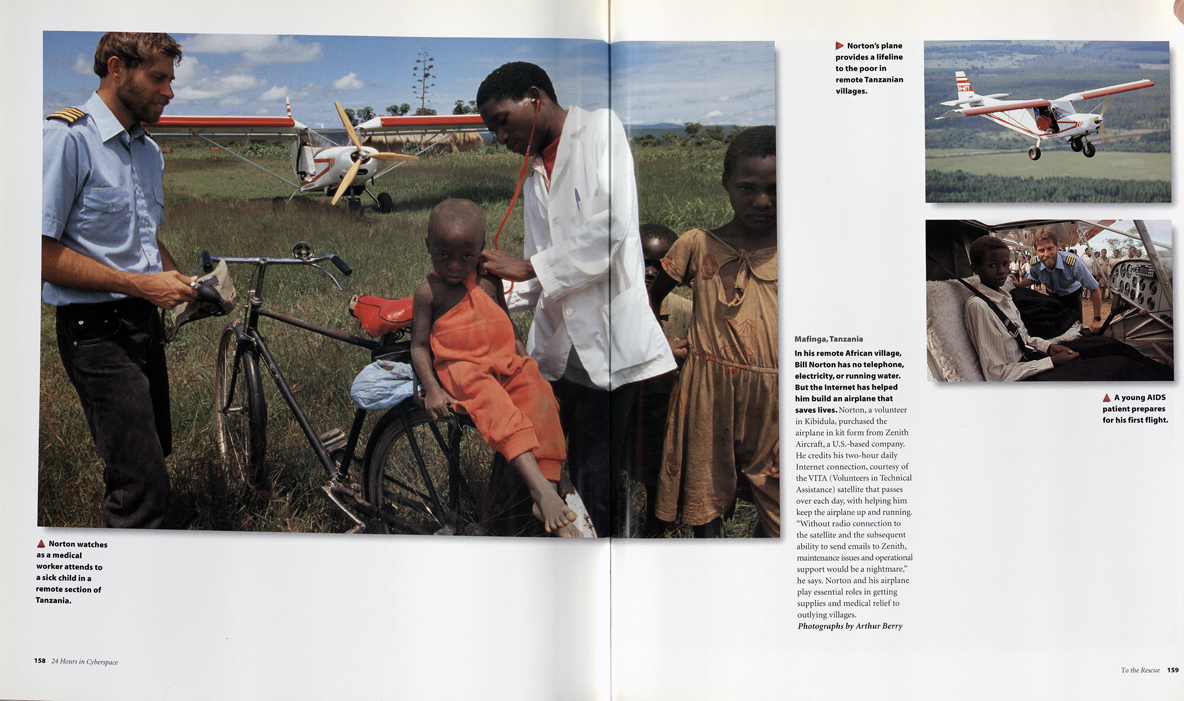Doppelseite mit Schrift und drei Farbfotos von einem Mann, einem Flugzeug und Kindern