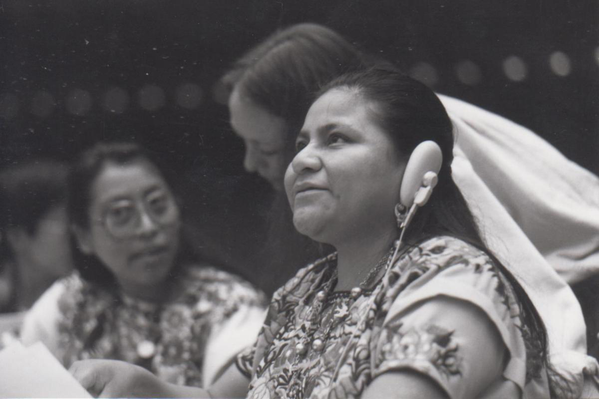 Schwarzweißfoto von zwei sitzenden und einer stehenden Frau