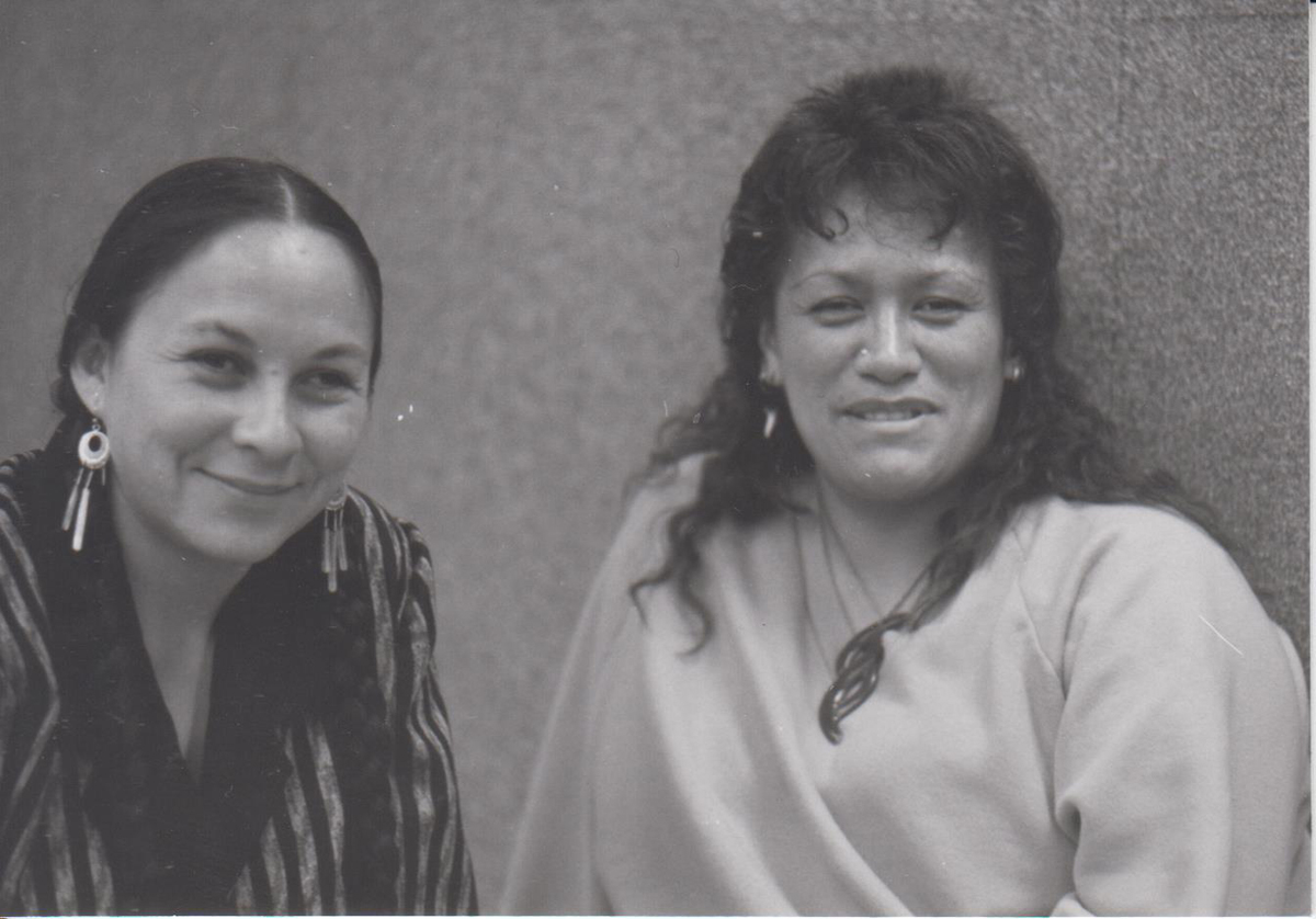 Schwarzweißportrait von zwei Frauen