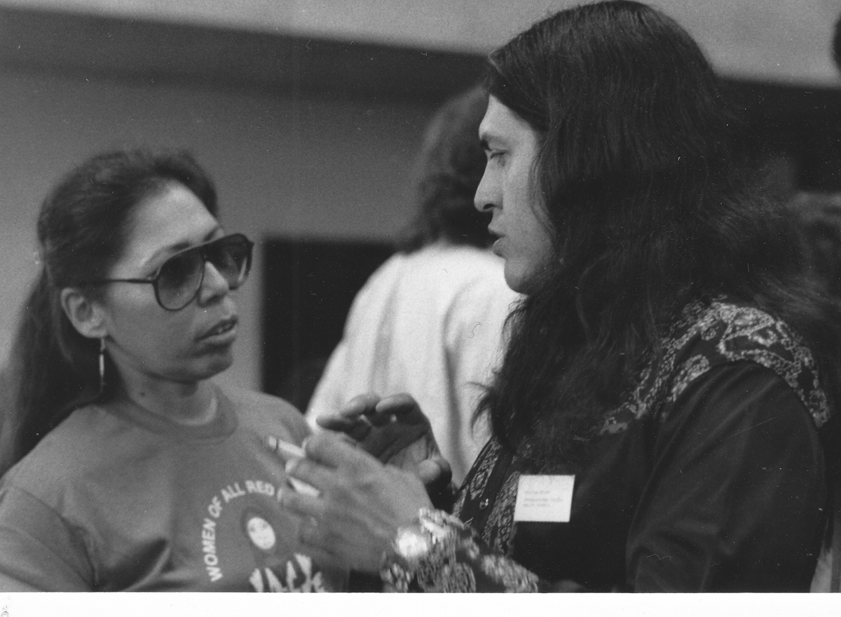 Schwarzweißfoto von einer Frau und einem Mann im Gespräch