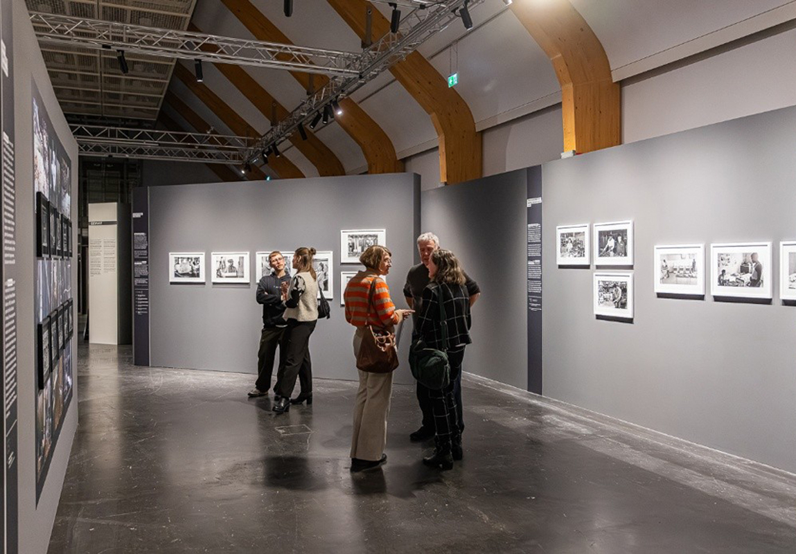 Farbfoto von fünf Personen in einer Ausstellung