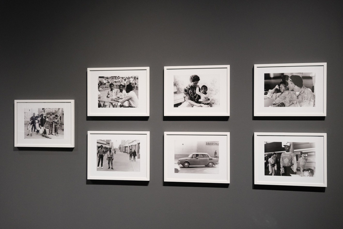 Schwarzweißfotografie von sieben Fotos an einer Wand