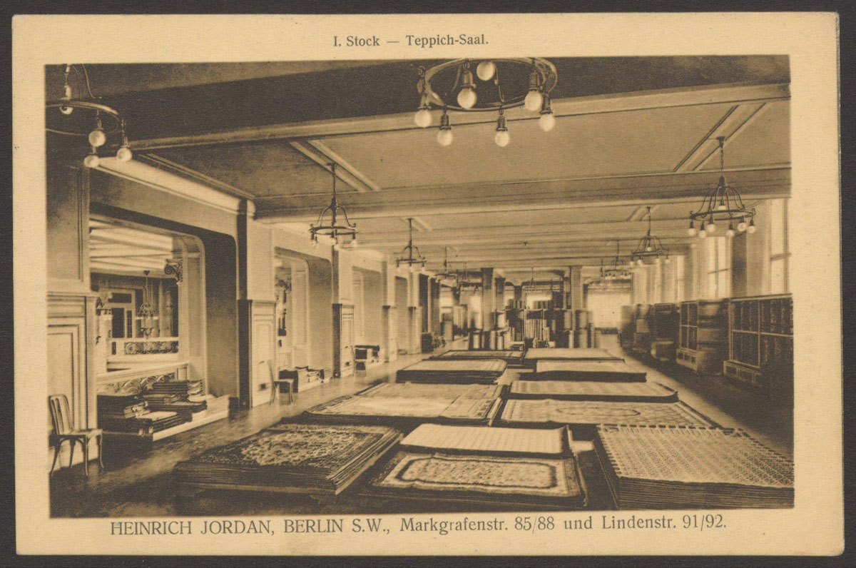 Abb. 1 Ansichtskarte „Teppich-Saal“ Jordan Vorderansicht Ansichtskarte mit dem Foto von Teppichen in einem Ausstellungsraum