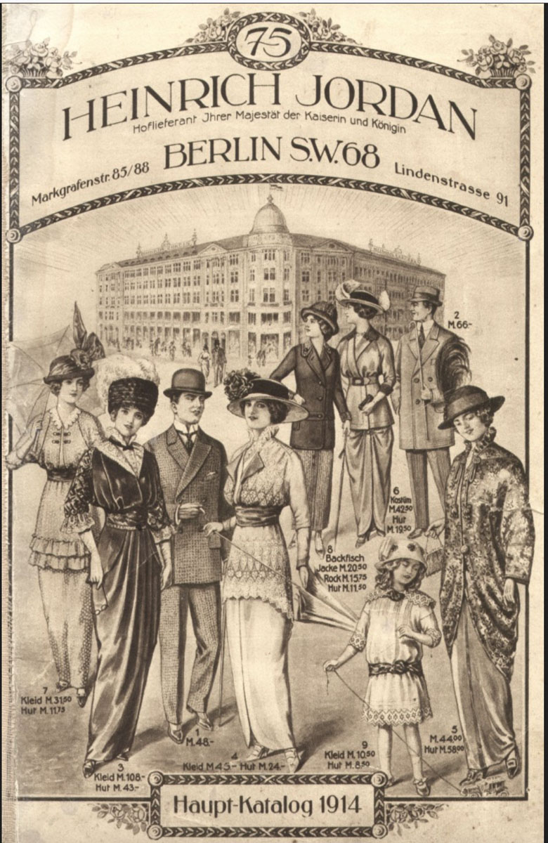 Schwarzweiß-Zeichnung von elegant gekleideten Personen, dahinter ein großes Gebäude