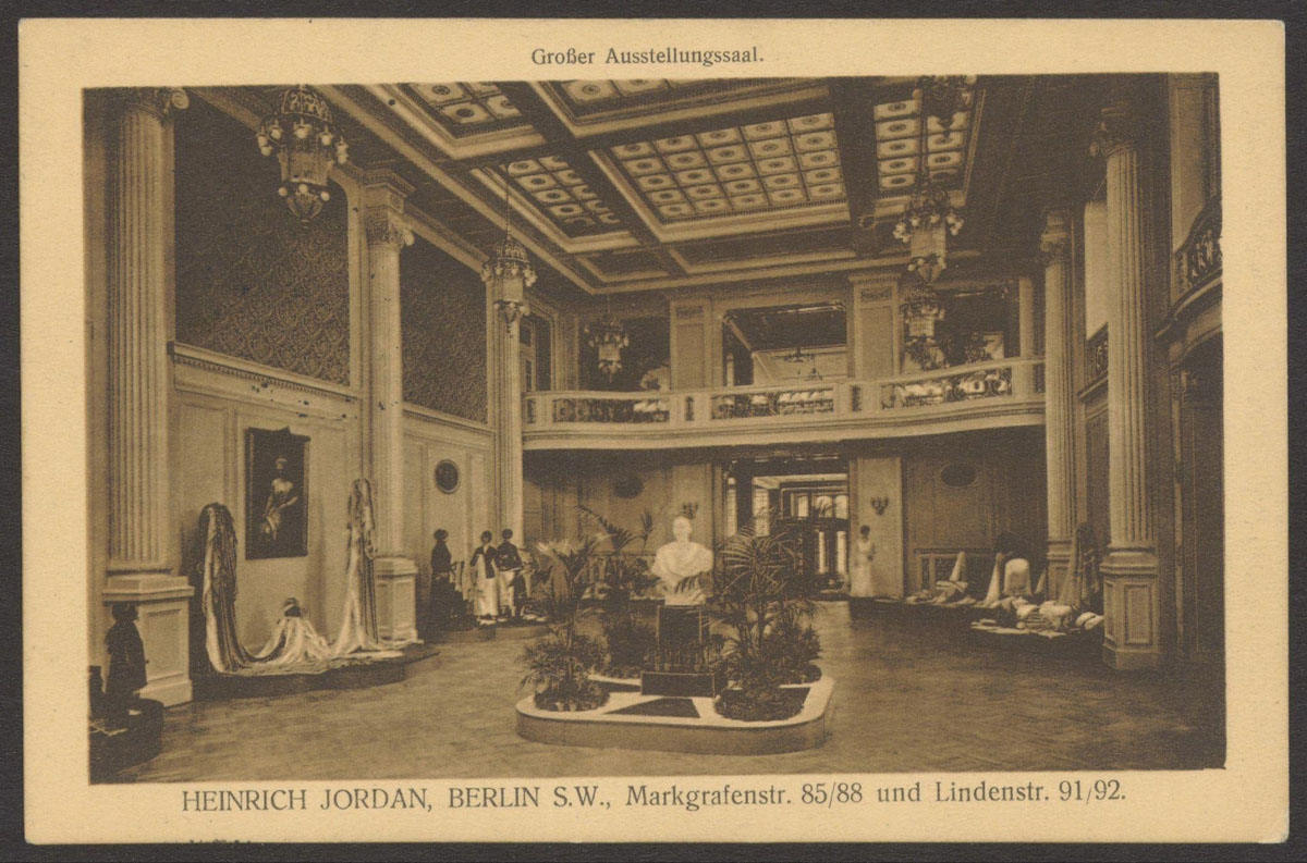 Ansichtskarte mit dem Foto einer großen Halle mit Säulen