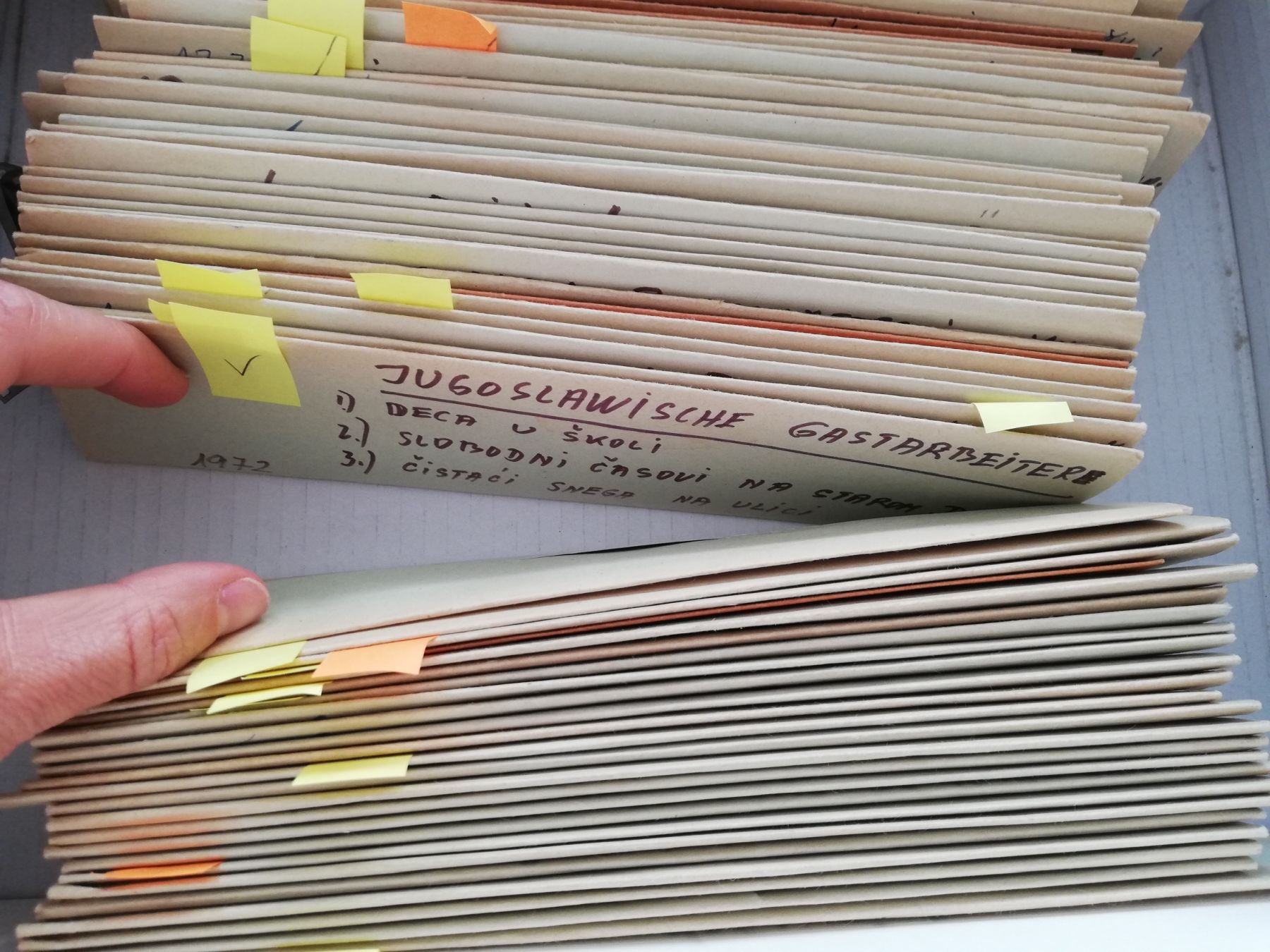 Durchblättern des Negativarchivs des Fotografen