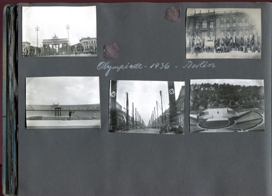 Seite eines alten Fotoalbums mit fünf Schwarzweißbildern, eines fehlt.