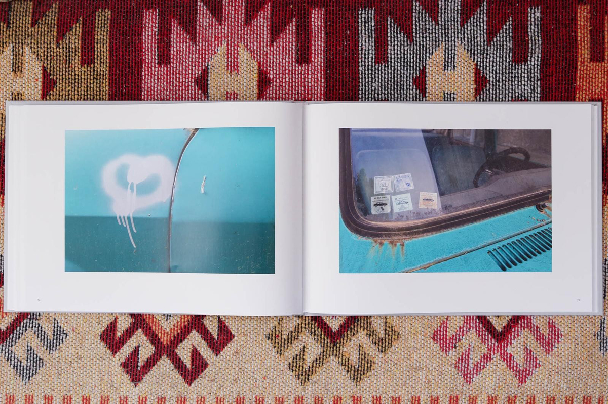 Farbfoto einer Doppelseite eines Buches mit Nahaufnahmen eines blauen Autos