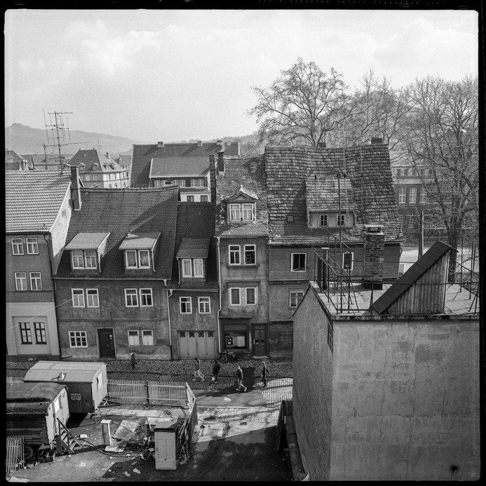Schwarzweißfoto von alten Häusern