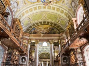 Farbfoto von einem prächtigen Raum mit Büchern und Deckengemälden