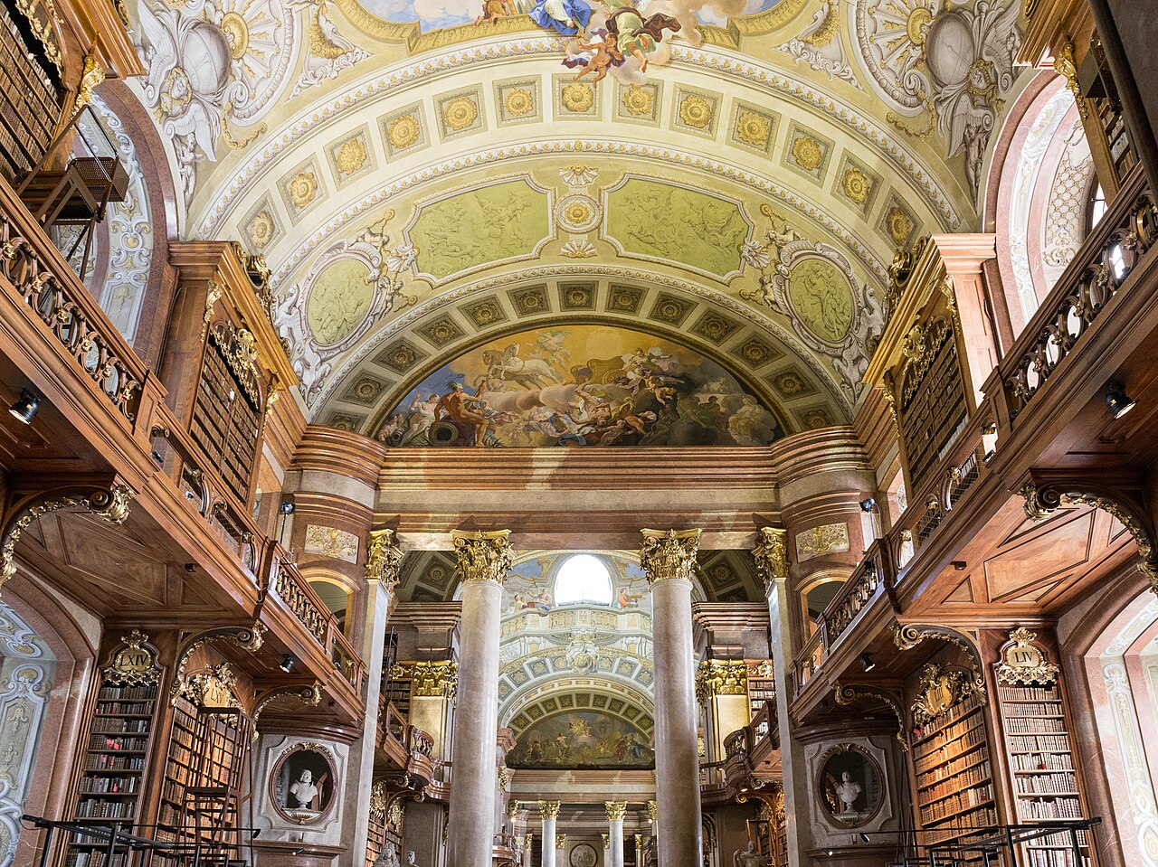 Farbfoto von einem prächtigen Raum mit Büchern und Deckengemälden