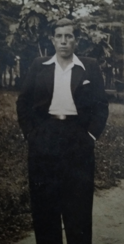 Foto eines jungen Mannes im Anzug mit weißem Hemd