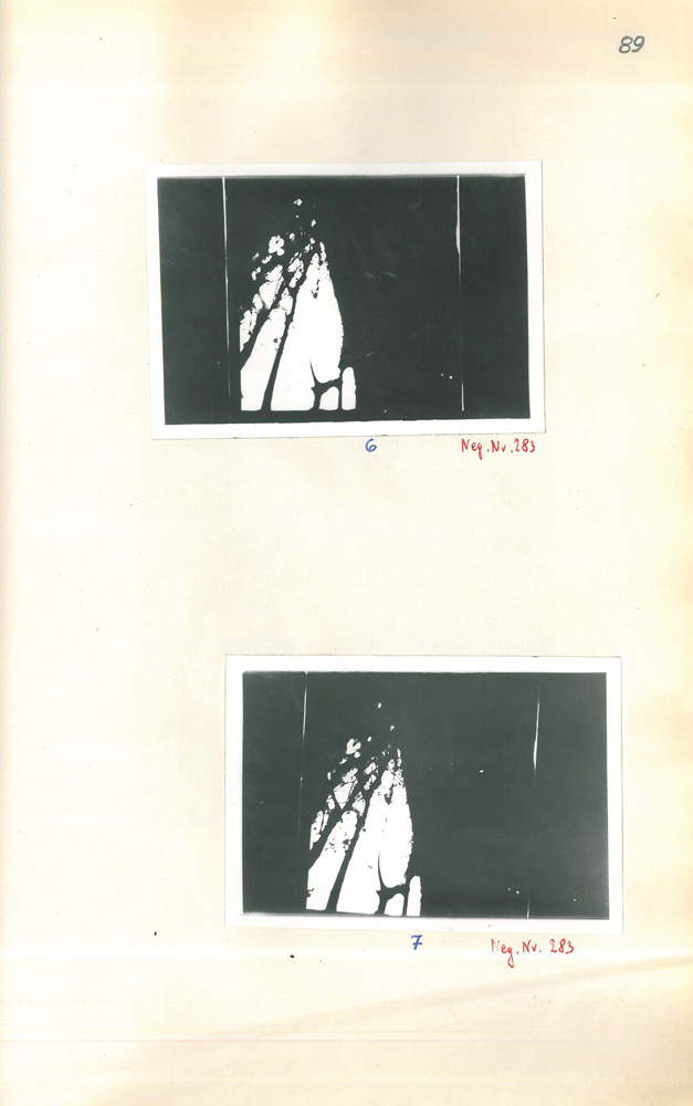 Zwei Fotografien auf einem Blatt Papier: Türrahmen und Bäume