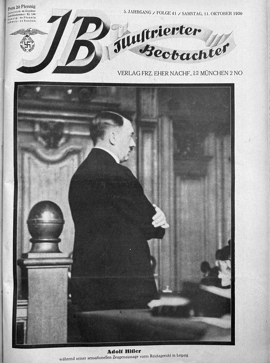 Zeitschriftencover mit Schwarzweißfoto von Hitler mit verschränkten Armen, seitlich aufgenommen in einem Raum mit Holzvertäfelung