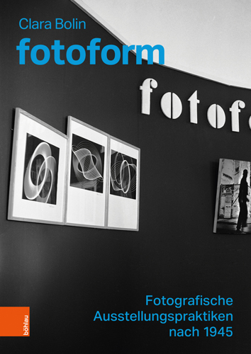 Buchcover mit Foto von einer Ausstellung und Schrift