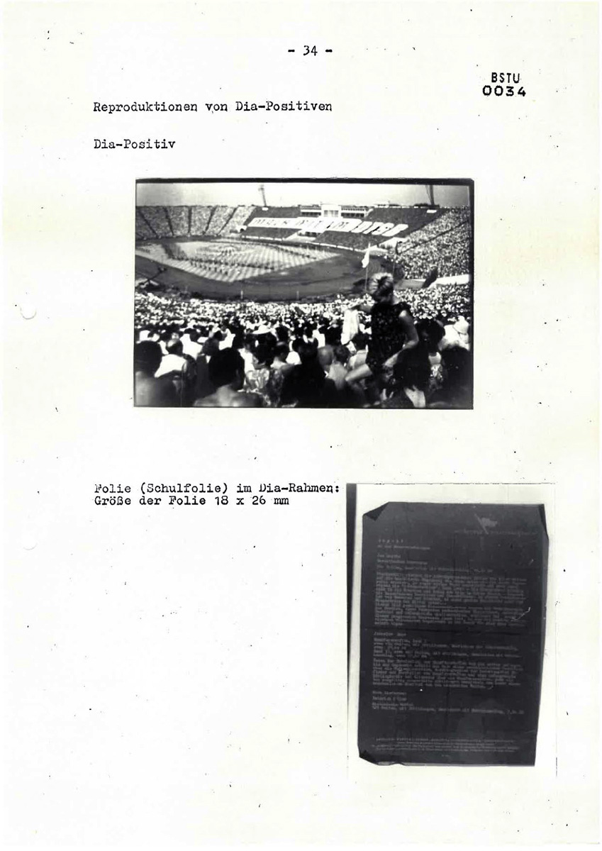 Aktenblatt mit Schrift und zwei Fotos: Bild einer Veranstaltung sowie einer Kopie
