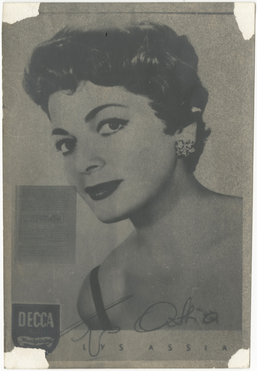 Schwarzweißfoto einer Postkarte mit Frauenporträt mit Schrift