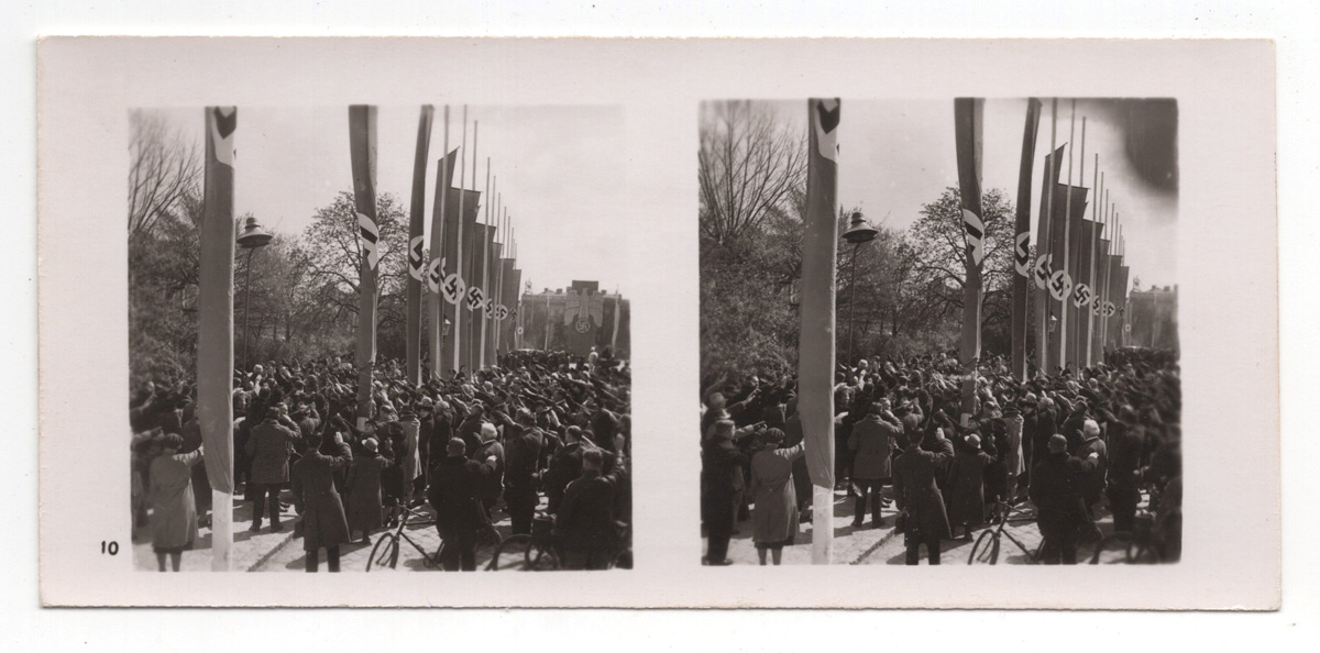Zwei schwarzweiße Stereoskop-Fotos von einer Menschenmenge und Hakenkreuzfahnen