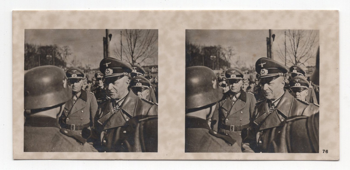 Zwei schwarzweiße Stereoskop-Fotos von Männern in Uniform
