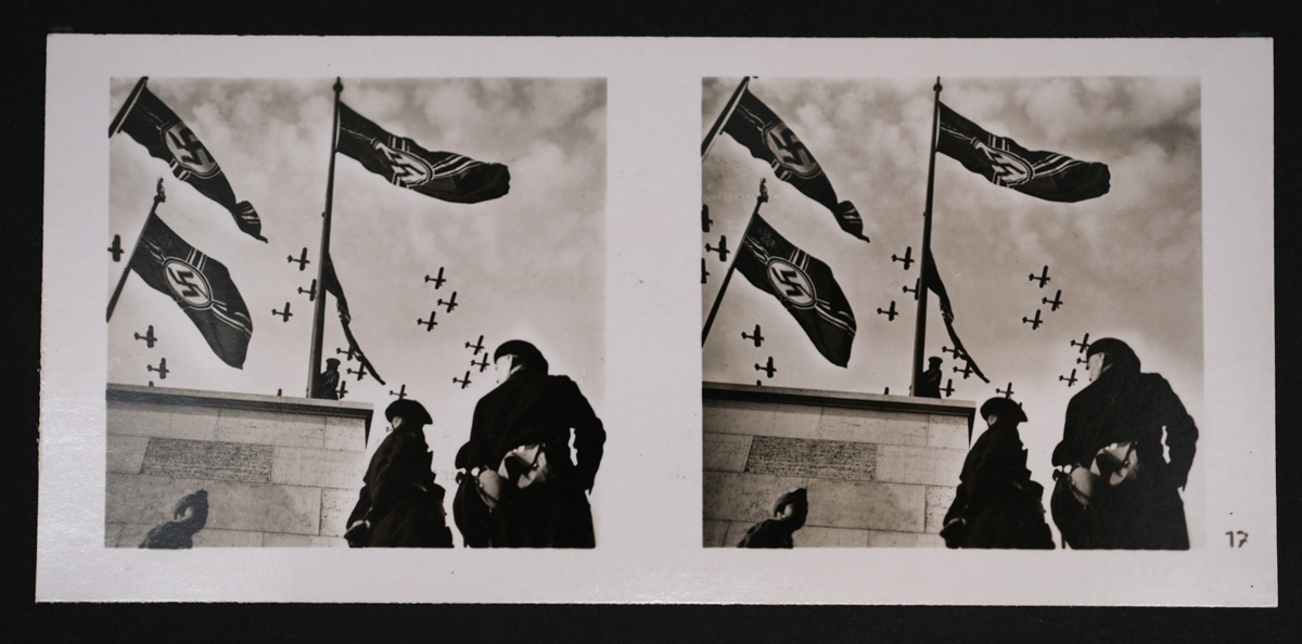 Zwei schwarzweiße Stereoskop-Fotos von Menschen, Hakenkreuzfahnen und Flugzeugen am Himmel