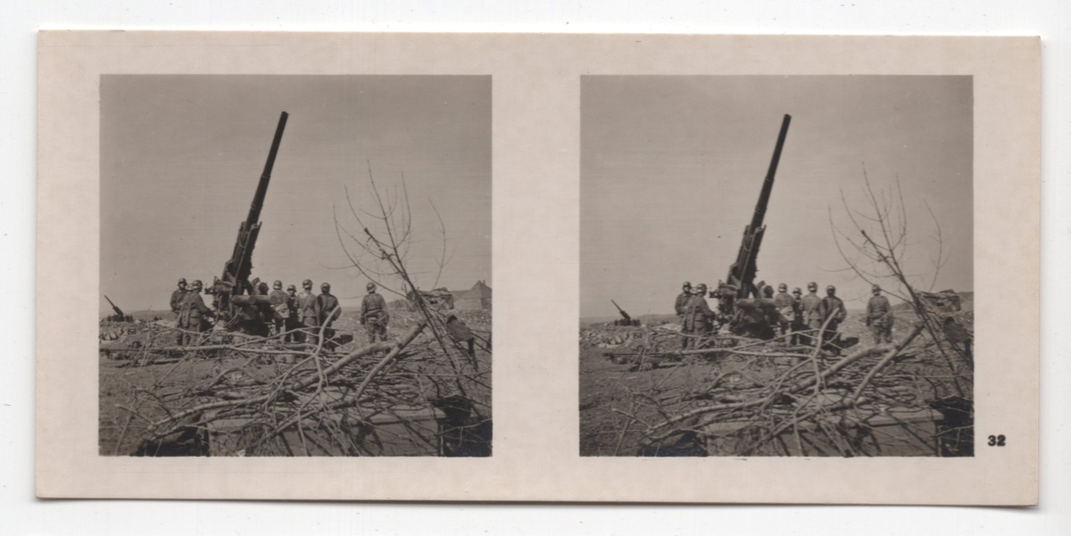 Zwei schwarzweiße Stereoskop-Fotos von Männnern in Uniform an einer Flugabwehrkanone
