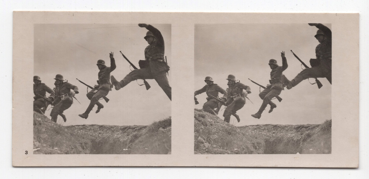 Zwei schwarzweiße Stereoskop-Fotos von Männnern in Uniform und mit Gewehren, die über einen Graben springen.