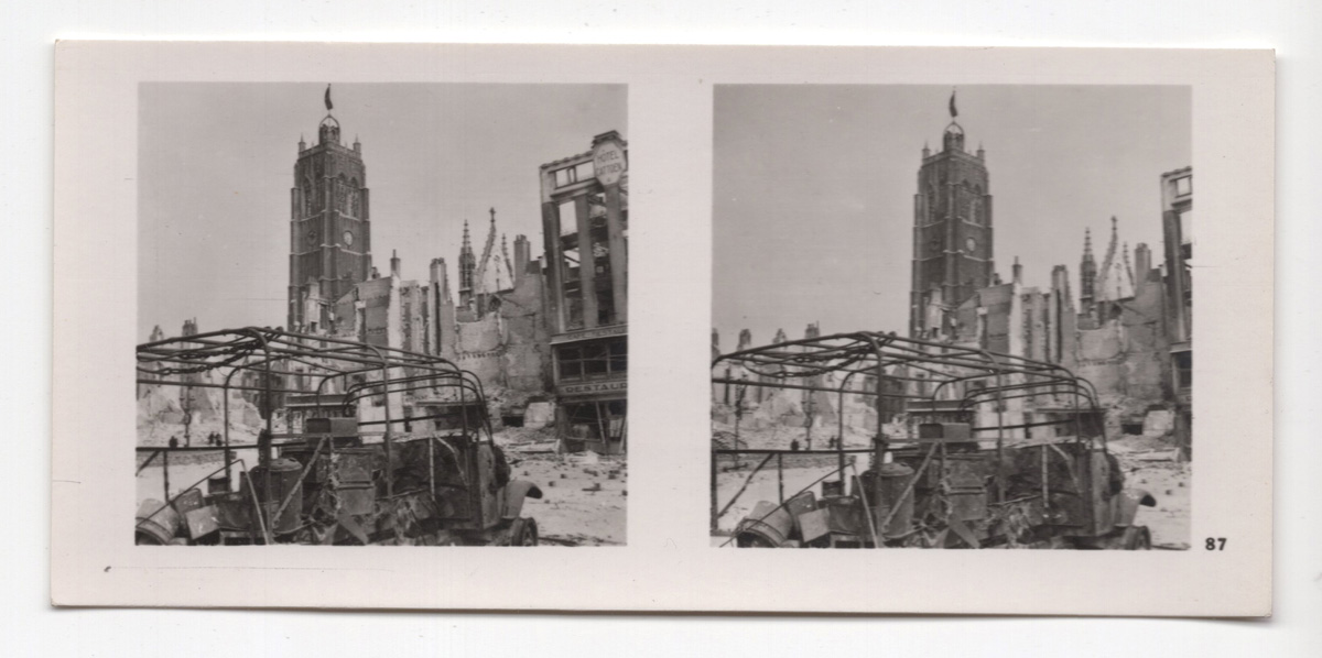 Zwei schwarzweiße Stereoskop-Fotos einer völlig zerstörten Stadt mit erhaltener Kirche