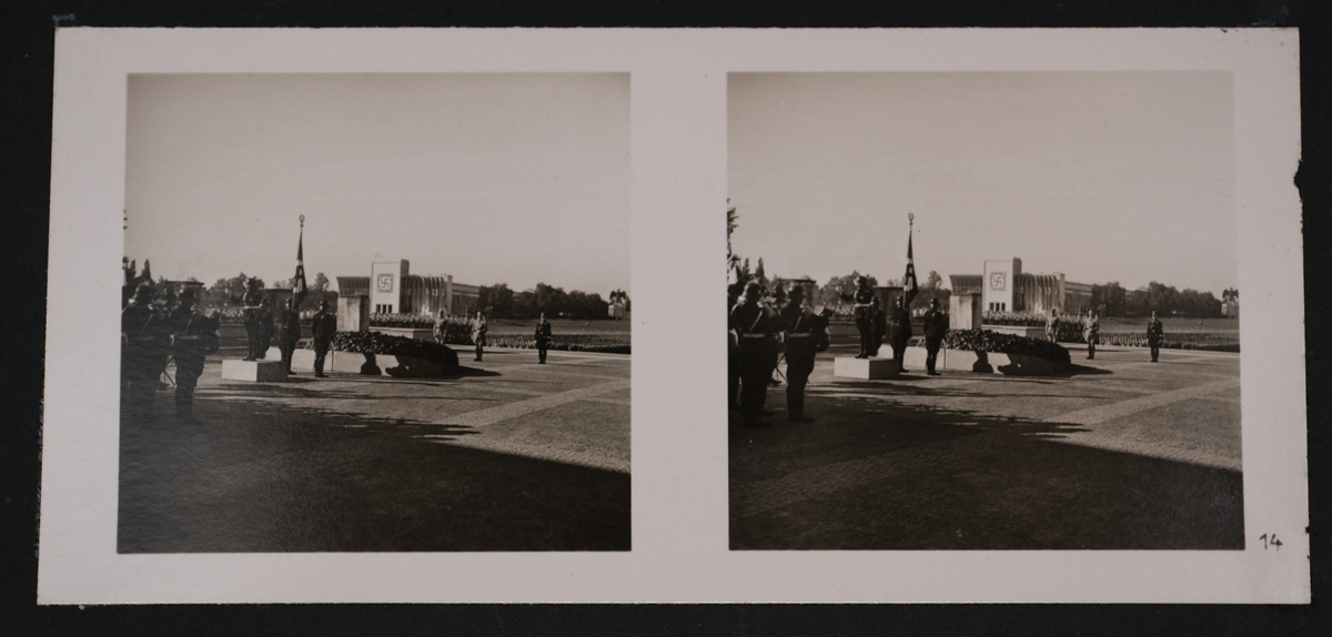 Zwei schwarzweiße Stereoskop-Fotos von stehenden Männern in Uniform auf einem Platz