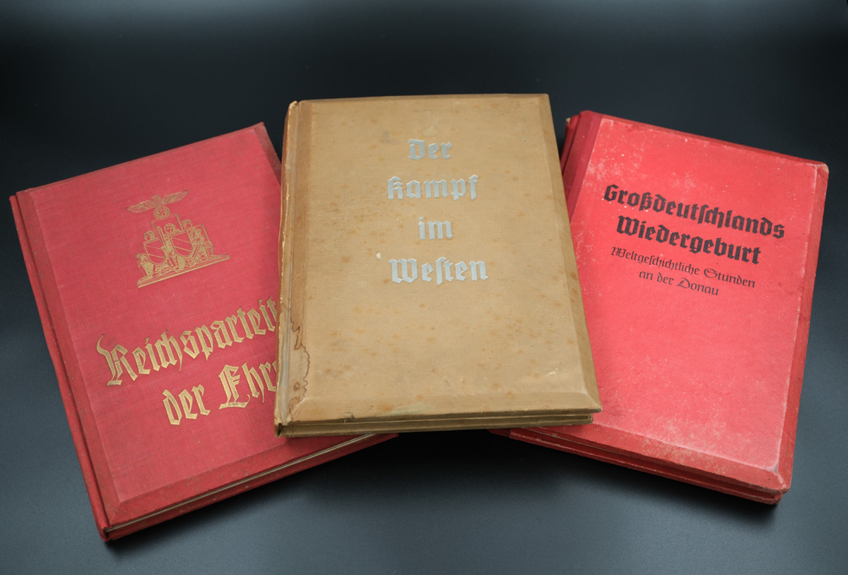 Farbfoto von drei Alben (liegend mit Titel)