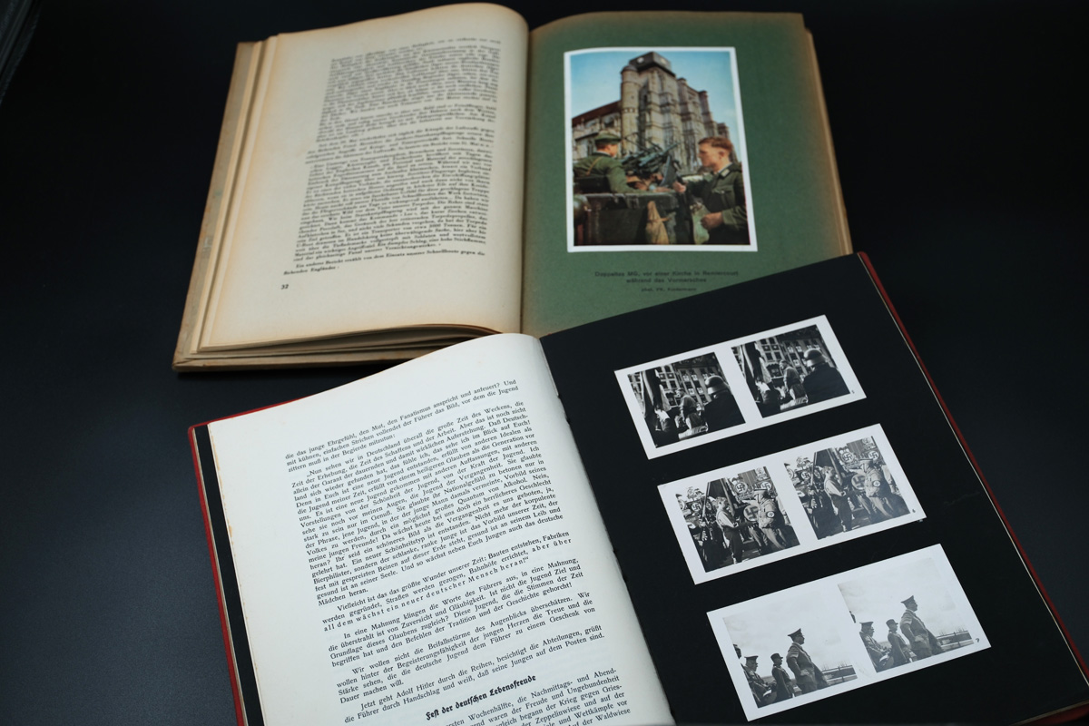 Farbfoto von zwei aufgeschlagenen Alben mit Text (links) und Bildern (rechts)