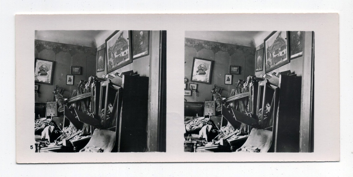 Zwei schwarzweiße Stereoskop-Fotos von einer verwüsteten Wohnung
